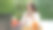 年轻的黑发女子在夏日露台边喝茶边用笔记本电脑工作图片下载
