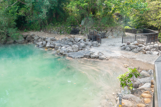美丽的绿松石温泉以无人蒸汽的户外地质自然，热矿物热地热旅游目的地，蓝色间歇泉公园景观风光，喷出硫磺烟雾图片下载