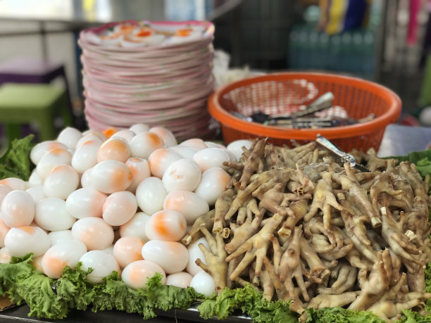 水煮蛋和鱼丸是市场上的泰国美食图片下载