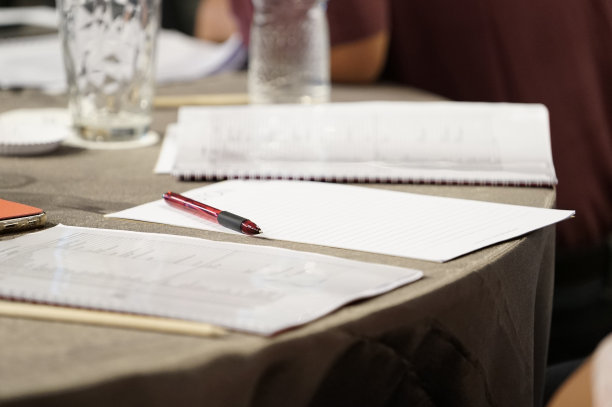 会议室的桌子上有纸笔记本和一支笔图片下载