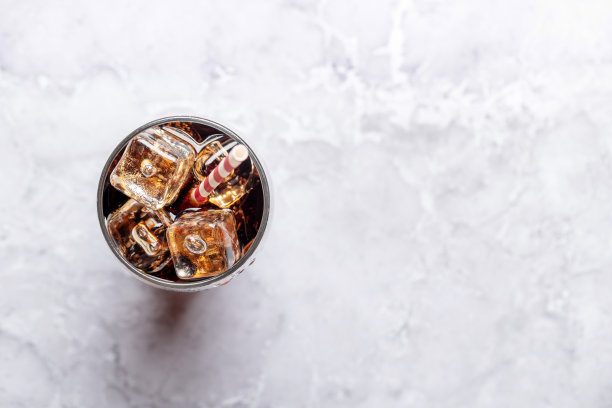 一杯加冰的可口可乐图片下载