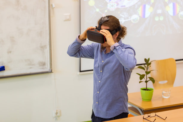 我们可以通过多种方式体验人工智能图片下载