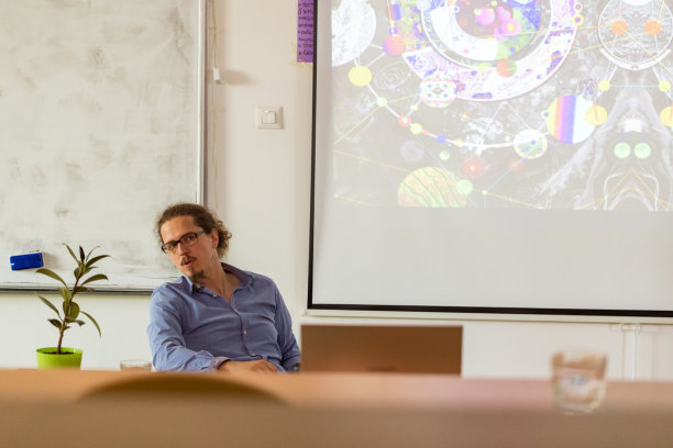 今天的课程是关于元宇宙的图片下载