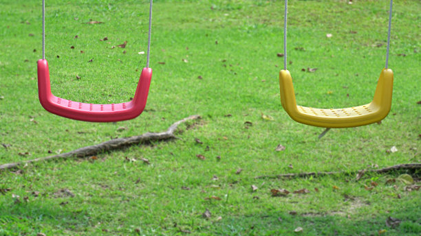 操场上挂着一对空秋千椅。图片下载