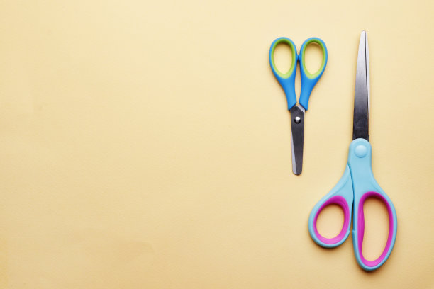 剪刀在纸的背景上，有文字的地方图片下载