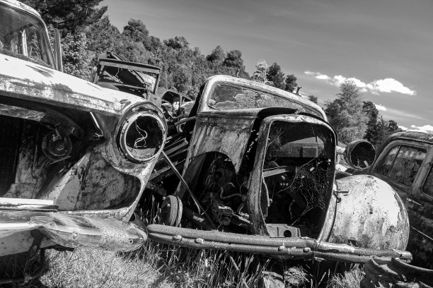 Horopito汽车报废场生锈的废弃老爷车，新西兰北岛图片下载