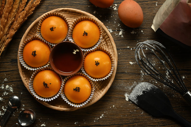 美味的中国自制酥皮夹心咸蛋黄。中国中秋节的传统甜点或下午茶图片下载