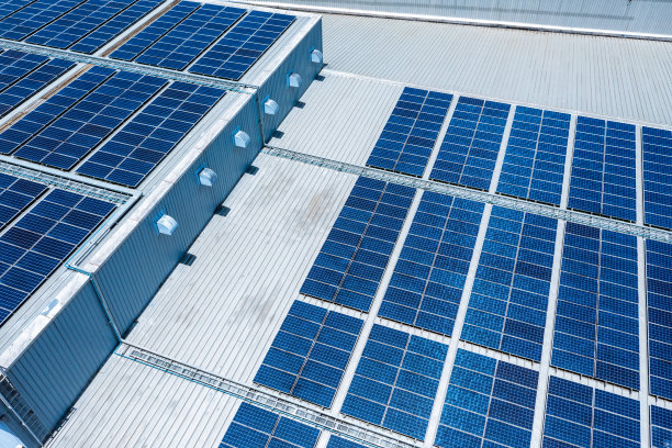 从百货公司屋顶的鸟瞰图看太阳能板背景。图片下载