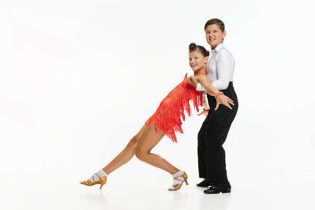 男孩和女孩，孩子，朋友做美丽的表演，在白色的工作室背景下跳舞复古的舞蹈风格图片下载