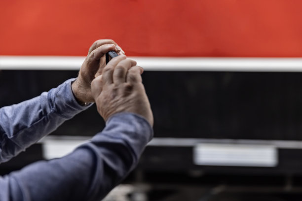 男人们用手给对面轨道上经过的火车拍照图片下载