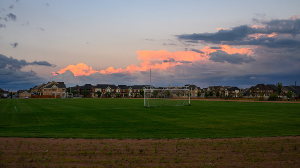 暑假——加拿大一所公立高中空旷的足球场，天空充满戏剧性图片下载