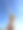 特写照片中，无法辨认的人拿着裹在餐巾里的华夫蛋筒，里面有一勺榛子和开心果冰淇淋，黄色的塑料冰淇淋勺，阳光明媚的日子，晴朗的蓝天，聚焦于前景图片下载