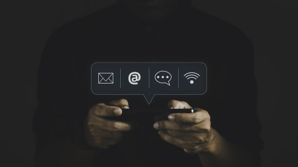 客户支持热线联系我们的人连接。商人使用智能手机与电子邮件，电话，地址，聊天消息图标。图片下载