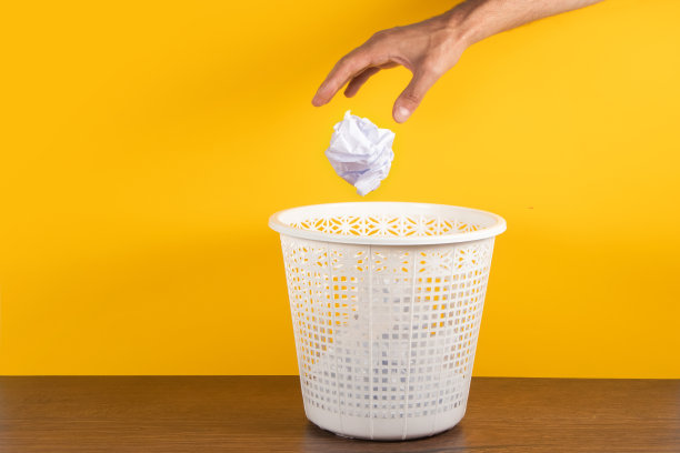 把它扔进废纸篓或垃圾箱的概念，业务挫折，压力和写作障碍图片下载