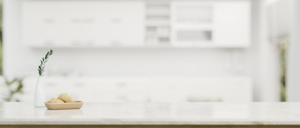 在一个模糊的现代白色厨房的白色桌面上展示你的产品的复制空间图片下载