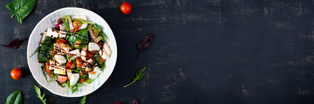 新鲜的鸡肉沙拉，西红柿，香草和菲达奶酪。健康食品。俯视图图片下载