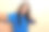 可爱的漂亮女孩穿着蓝色时尚的衣服，在米色背景上展示了强烈的积极反馈图片下载
