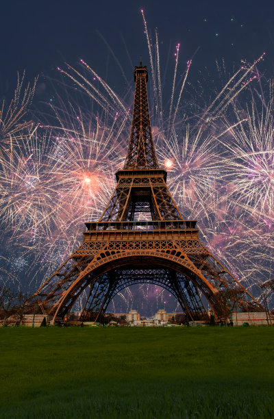 法国巴黎夜晚的埃菲尔铁塔上放着烟花。埃菲尔铁塔是法国最受欢迎的旅游景点图片下载