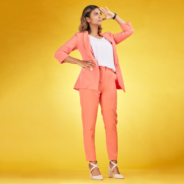 有远见、有心态、有商业精神的女性，对未来充满了使命和自信，孤立在一个黄色背景的工作室里。骄傲，目标和年轻企业家思考创业机会图片下载