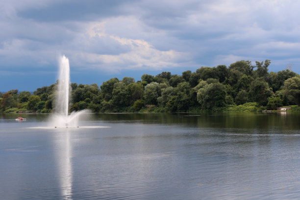 风暴在湖上的原始图像图片下载