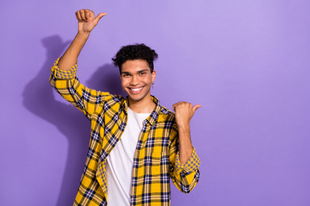 照片乐观的家伙戴耳环穿着格子衬衫表明空白空间命题孤立的紫色背景图片下载