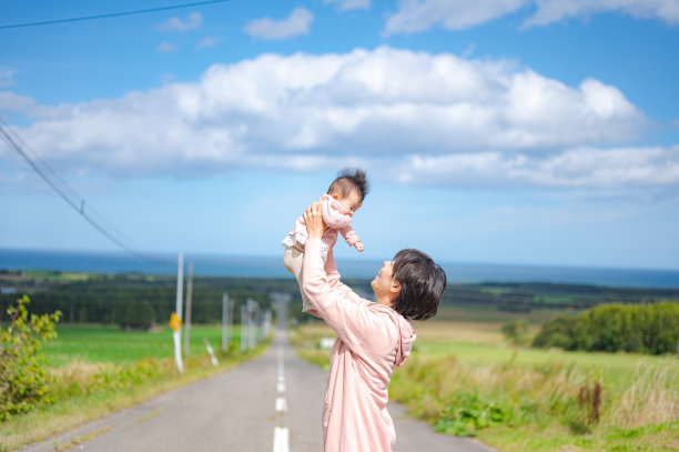 日本人漫漫长路带着孩子和母亲图片下载