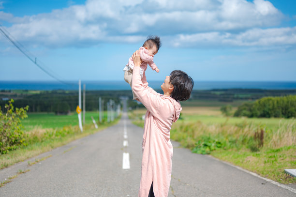 日本人漫漫长路带着孩子和母亲图片下载