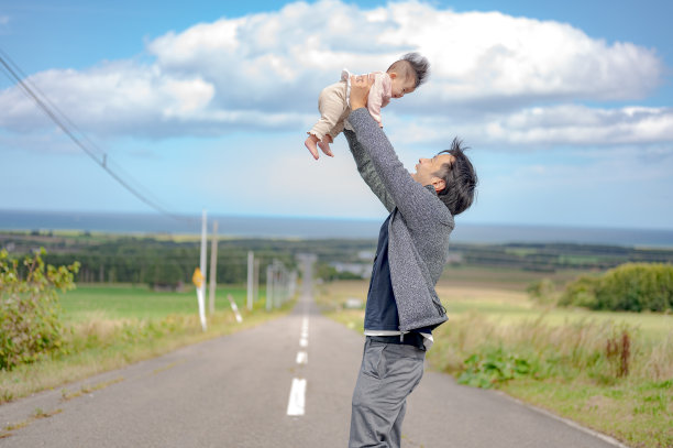 日本人漫漫长路带着孩子和父亲图片下载
