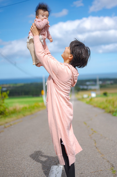 日本人漫漫长路带着孩子和母亲图片下载