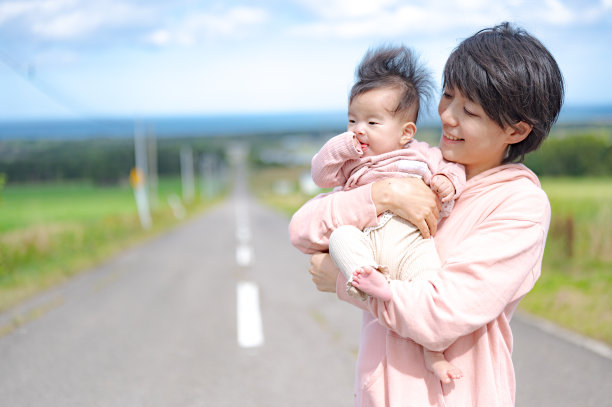 日本人漫漫长路带着孩子和母亲图片下载