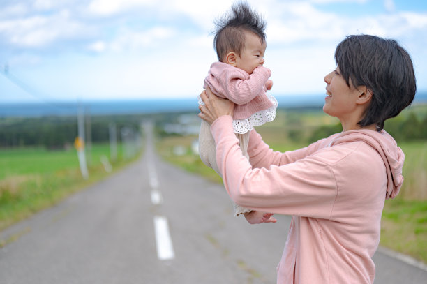 日本人漫漫长路带着孩子和母亲图片下载