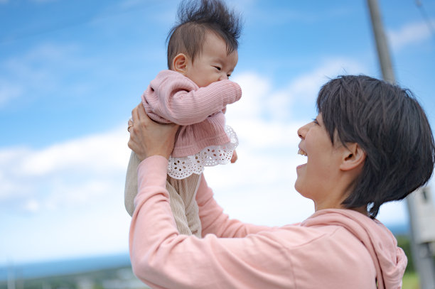 日本人漫漫长路带着孩子和母亲图片下载
