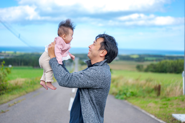 日本人漫漫长路带着孩子和父亲图片下载
