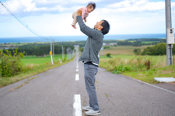 日本人漫漫长路带着孩子和父亲图片下载