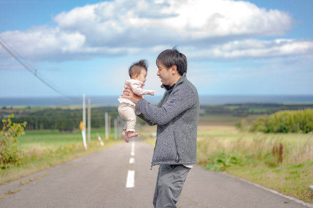 日本人漫漫长路带着孩子和父亲图片下载