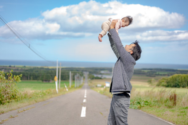 日本人漫漫长路带着孩子和父亲图片下载