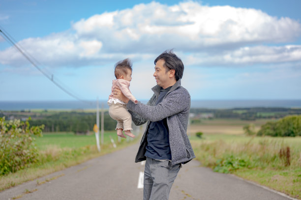 日本人漫漫长路带着孩子和父亲图片下载