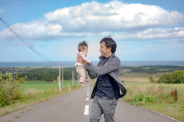 日本人漫漫长路带着孩子和父亲图片下载
