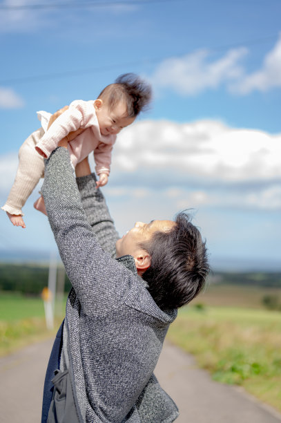 日本人漫漫长路带着孩子和父亲图片下载