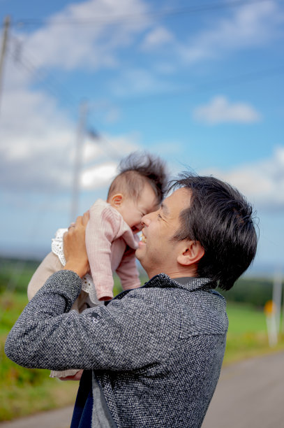 日本人漫漫长路带着孩子和父亲图片下载