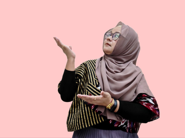 戴着头巾的亚洲穆斯林妇女，用手指着拷贝空间图片下载
