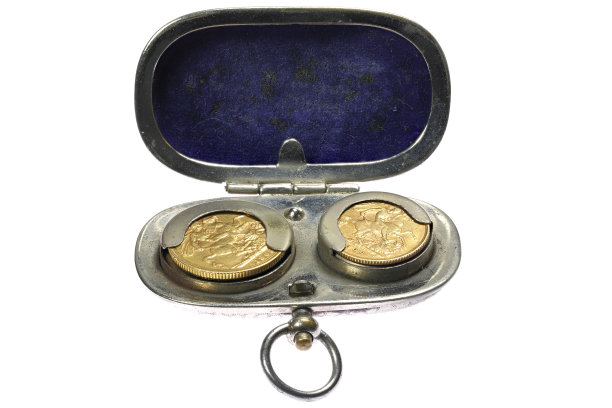 白色金属底座上的全镑和半镑英国金币图片下载