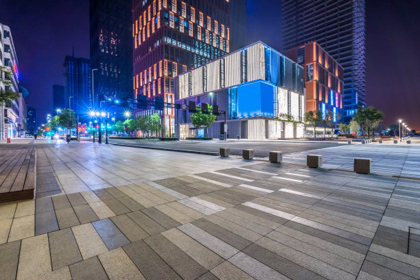 中国，办公大楼附近的空砖路图片下载