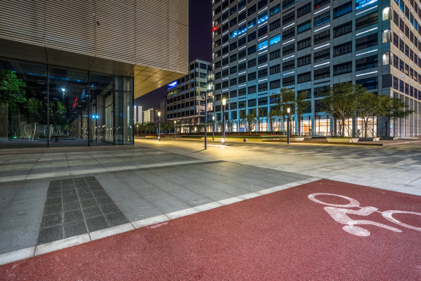 中国，办公大楼附近的空砖路图片下载