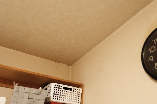 墙纸布上有室内吸烟留下的焦油渍。图片下载