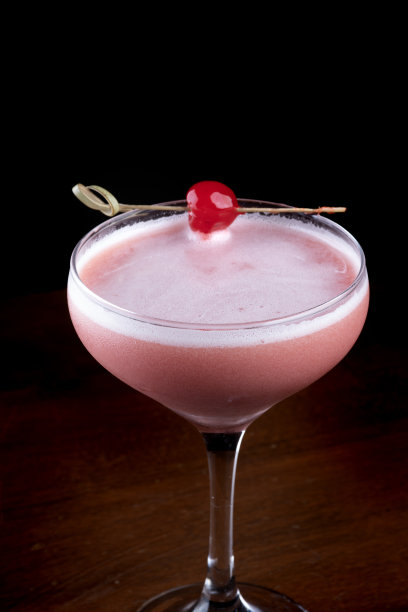 红色水果鸡尾酒杯，以樱桃为焦点，黑色背景肖像突出图片下载