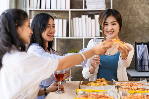 一群亚洲年轻人在公司派对上玩得很开心派对开始了新年派对公司年度派对酒会图片下载