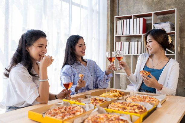 一群亚洲年轻人在公司派对上玩得很开心派对开始了新年派对公司年度派对酒会图片下载