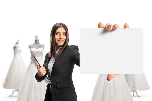 女商人在婚纱店出示空白卡片图片下载