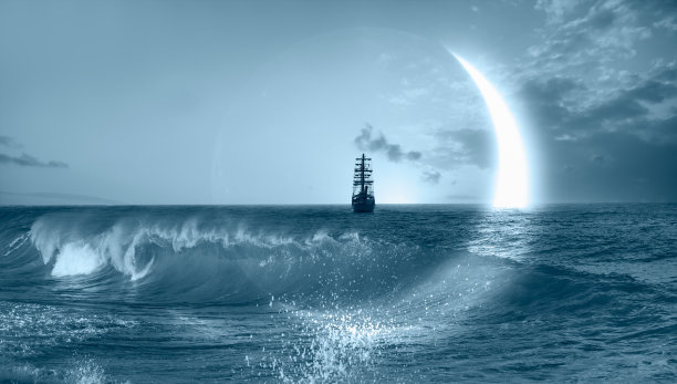 孤独的老船在海上航行，新月或新月在海浪中图片下载